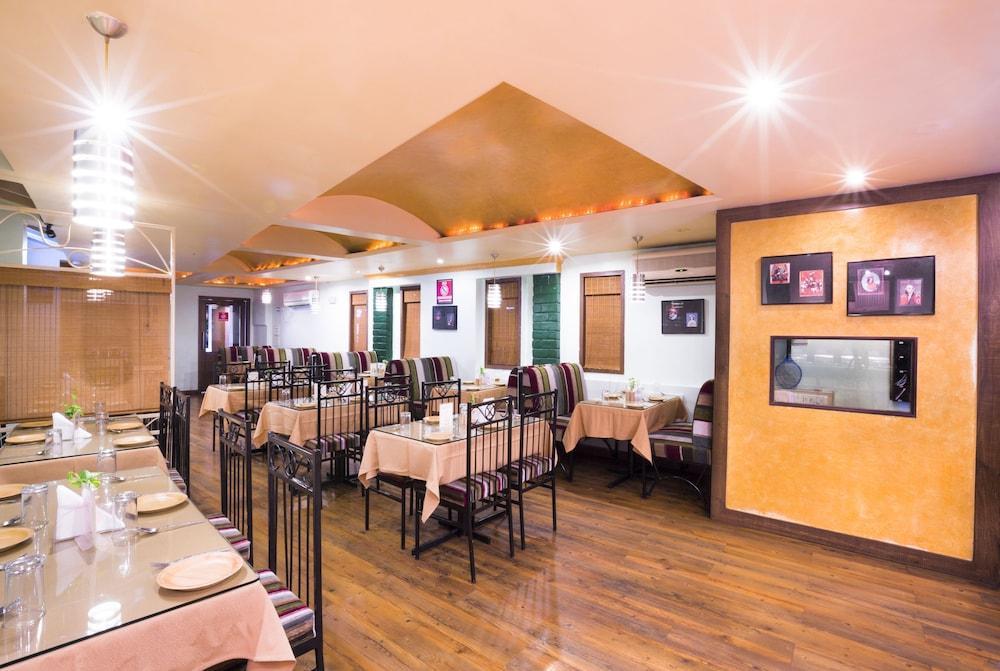 T24 Retro Hotel Mumbai Bagian luar foto