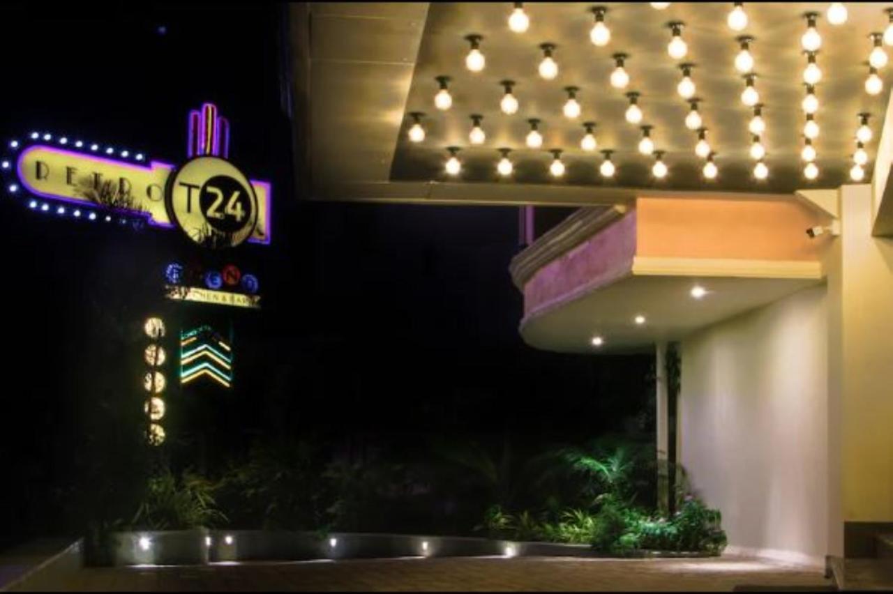 T24 Retro Hotel Mumbai Bagian luar foto