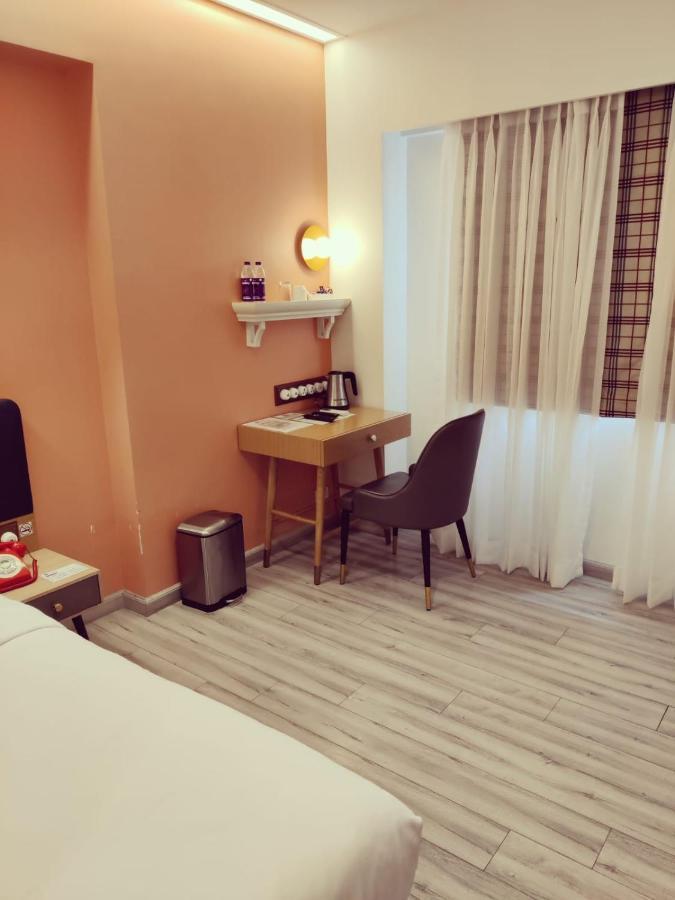 T24 Retro Hotel Mumbai Bagian luar foto