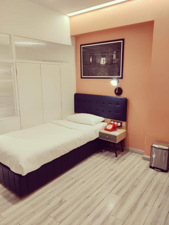 T24 Retro Hotel Mumbai Bagian luar foto