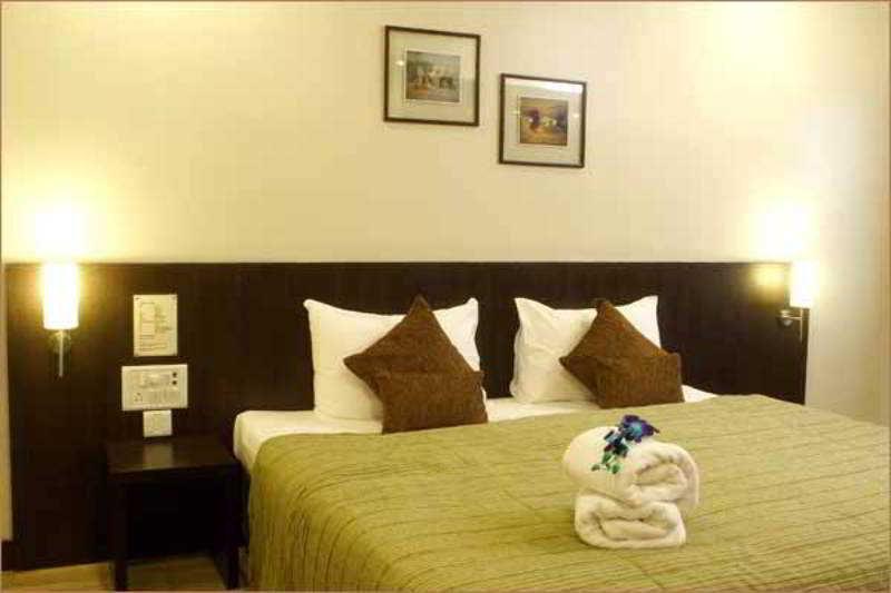 T24 Retro Hotel Mumbai Bagian luar foto