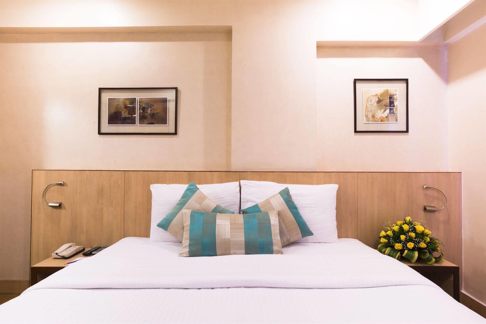 T24 Retro Hotel Mumbai Bagian luar foto