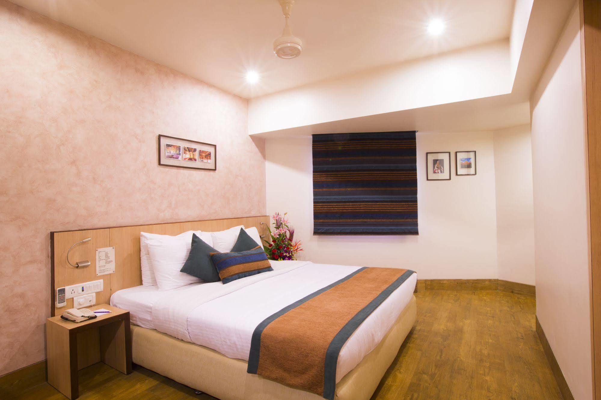 T24 Retro Hotel Mumbai Bagian luar foto