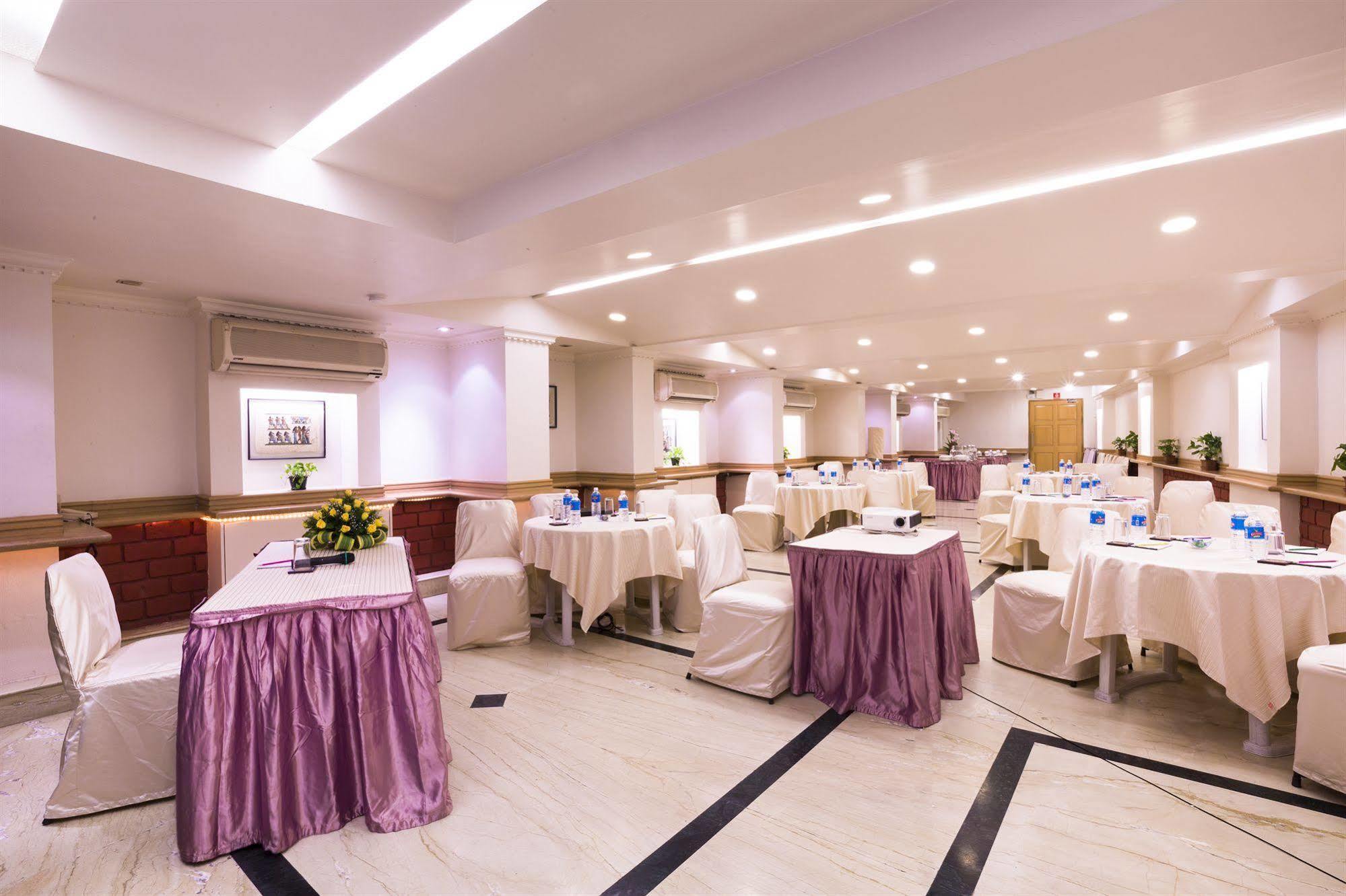 T24 Retro Hotel Mumbai Bagian luar foto