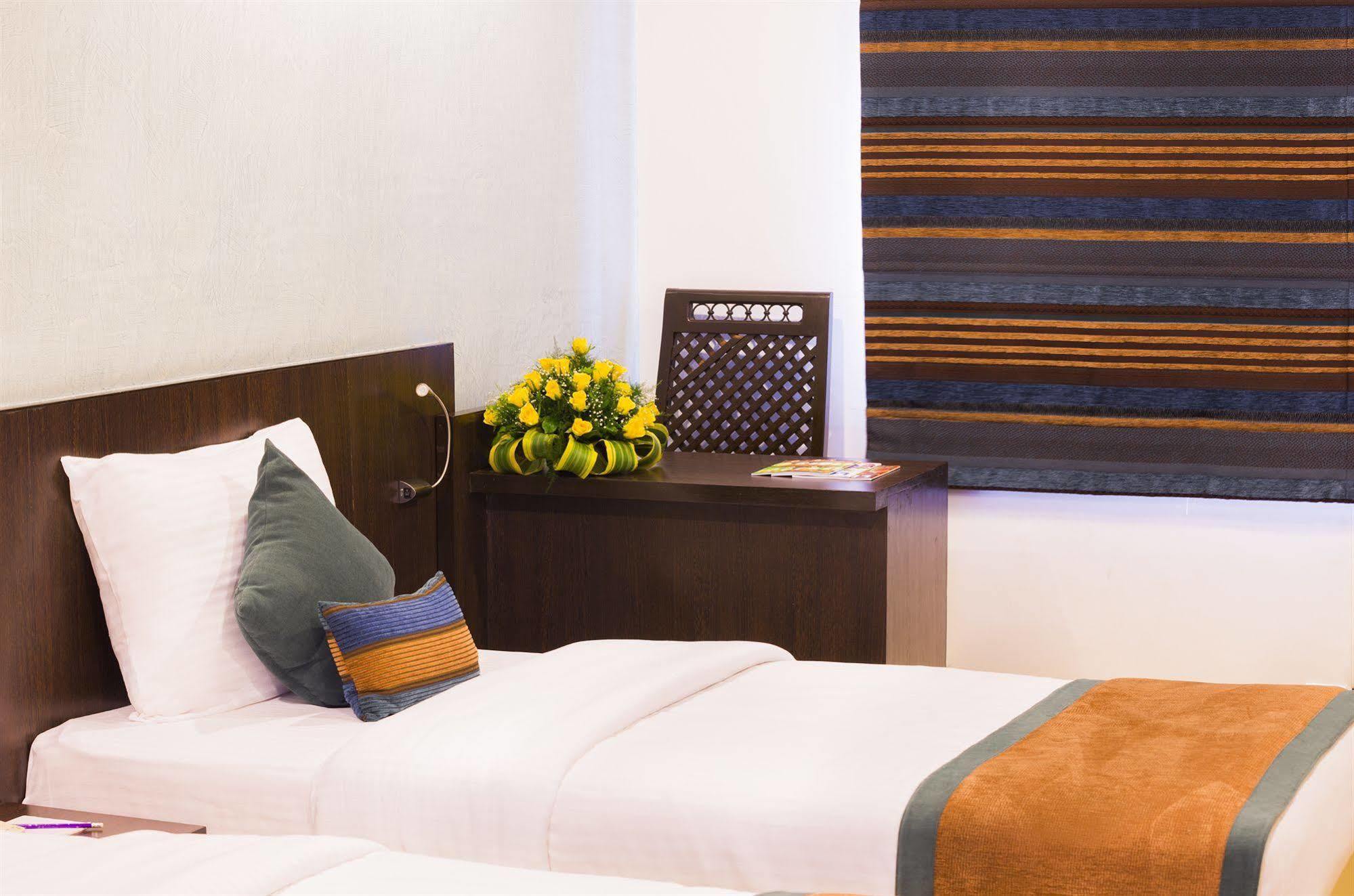 T24 Retro Hotel Mumbai Bagian luar foto