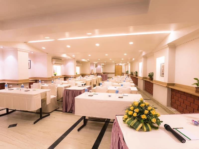 T24 Retro Hotel Mumbai Bagian luar foto